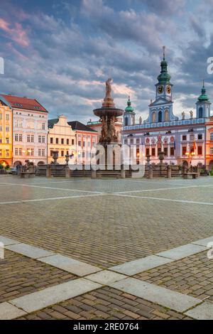 Ceske Budejovice, République tchèque. Image du paysage urbain du centre-ville de Ceske Budejovice, République tchèque avec la place Premysl Otakar II et la fontaine Samson à su Banque D'Images