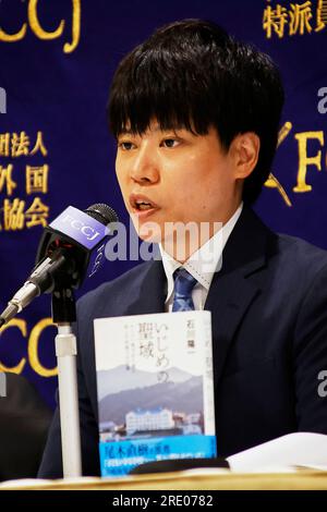 Tokyo, Japon. 24 juillet 2023. 24 juillet 2023, Tokyo, Japon : Yoichi Ishikawa, journaliste et auteur du livre ''The Sanctuary of Bullying : The Complete Record of parents Who Taken on the Dark Side of a Christian School'' s'exprime lors d'une conférence de presse au Club des correspondants étrangers du Japon à Tokyo. Le livre montre les rapports d'Ishikawa sur le suicide d'un lycéen de la préfecture de Nagasaki. Crédit : ZUMA Press, Inc./Alamy Live News Banque D'Images