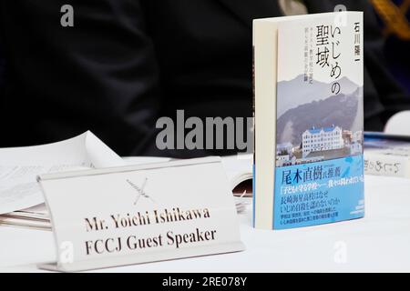Tokyo, Japon. 24 juillet 2023. 24 juillet 2023, Tokyo, Japon : le livre de Yoichi Ishikawa ''The Sanctuary of Bullying : The Complete Record of parents Who Taken on the Dark Side of a Christian School'' est vu lors d'une conférence de presse au Club des correspondants étrangers du Japon à Tokyo. Le livre montre les rapports d'Ishikawa sur le suicide d'un lycéen de la préfecture de Nagasaki. Crédit : ZUMA Press, Inc./Alamy Live News Banque D'Images