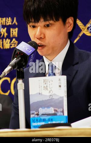 Tokyo, Japon. 24 juillet 2023. 24 juillet 2023, Tokyo, Japon : Yoichi Ishikawa, journaliste et auteur du livre ''The Sanctuary of Bullying : The Complete Record of parents Who Taken on the Dark Side of a Christian School'' s'exprime lors d'une conférence de presse au Club des correspondants étrangers du Japon à Tokyo. Le livre montre les rapports d'Ishikawa sur le suicide d'un lycéen de la préfecture de Nagasaki. Crédit : ZUMA Press, Inc./Alamy Live News Banque D'Images