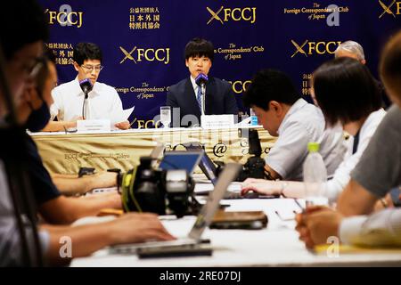 Tokyo, Japon. 24 juillet 2023. 24 juillet 2023, Tokyo, Japon : Yoichi Ishikawa, journaliste et auteur du livre ''The Sanctuary of Bullying : The Complete Record of parents Who Taken on the Dark Side of a Christian School'' s'exprime lors d'une conférence de presse au Club des correspondants étrangers du Japon à Tokyo. Le livre montre les rapports d'Ishikawa sur le suicide d'un lycéen de la préfecture de Nagasaki. Crédit : ZUMA Press, Inc./Alamy Live News Banque D'Images