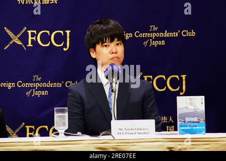 Tokyo, Japon. 24 juillet 2023. 24 juillet 2023, Tokyo, Japon : Yoichi Ishikawa, journaliste et auteur du livre ''The Sanctuary of Bullying : The Complete Record of parents Who Taken on the Dark Side of a Christian School'' assiste à une conférence de presse au Club des correspondants étrangers du Japon à Tokyo. Le livre montre les rapports d'Ishikawa sur le suicide d'un lycéen de la préfecture de Nagasaki. Crédit : ZUMA Press, Inc./Alamy Live News Banque D'Images