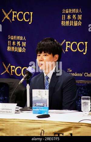 Tokyo, Japon. 24 juillet 2023. 24 juillet 2023, Tokyo, Japon : Yoichi Ishikawa, journaliste et auteur du livre ''The Sanctuary of Bullying : The Complete Record of parents Who Taken on the Dark Side of a Christian School'' s'exprime lors d'une conférence de presse au Club des correspondants étrangers du Japon à Tokyo. Le livre montre les rapports d'Ishikawa sur le suicide d'un lycéen de la préfecture de Nagasaki. Crédit : ZUMA Press, Inc./Alamy Live News Banque D'Images
