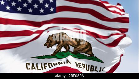 Drapeau de l’État de Californie et drapeau américain agitant au vent, avec un ours brun et les mots « California Republic ». rendu d'illustration 3d. FL Banque D'Images