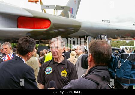 Pilote Sqn LDR Dave Thomas avec l'avion bombardier Avro Vulcan XH558 déployé après restauration à Bruntingthorpe, Royaume-Uni. Avec des supports TV Banque D'Images