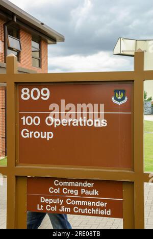 100 Operations Group signe sur la base aérienne des États-Unis à RAF Mildenhall, Suffolk, Royaume-Uni. Commandant Col Creg Paulk. DEP com Lt Col Jim Crutchfield Banque D'Images