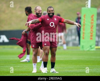 Les Anglais Joe Marler (à gauche) et Kyle Sinckler lors d'une séance d'entraînement à Pennyhill Park, Bagshot. Date de la photo : lundi 24 juillet 2023. Banque D'Images