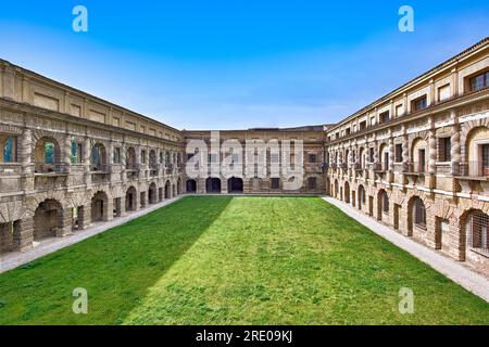 Palais ducal à Mantoue, Italie. Cour de la fin du 16e siècle où les chevaux préférés des ducs se sont montrés. Les façades ont des colonnes tordues. Banque D'Images