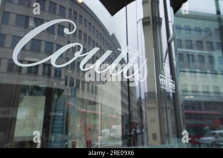 Londres Royaume-Uni. 24 juillet 2023 l'entrée de la banque Coutts dans le Strand. Coutts Bank fait face à la pression du trésor après avoir fermé le compte de Nigel Farage parce qu’il n’était pas d’accord avec ses opinions politiques Credit amer ghazzal/Alamy Live News Banque D'Images