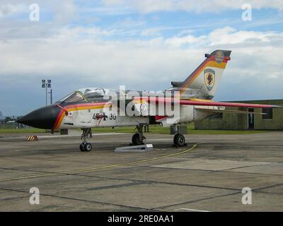 Marine allemande Panavia Tornado IDS avion à réaction dans un régime spécial célébrant 90 ans d'aviation navale en Allemagne. Marineflieger Tornado 4530. MFG2 Banque D'Images