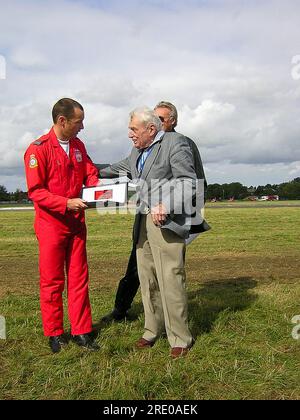 Le chef d'équipe Red Arrows, Red 1, Spike Jepson, présente un modèle commémoratif à Jock Maitland à Biggin Hill lors d'un spectacle aérien. Avec Brendan O'Brien Banque D'Images