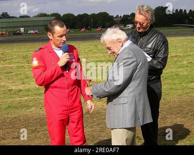 Le chef d'équipe Red Arrows, Red 1, Spike Jepson, présente un modèle commémoratif à Jock Maitland à Biggin Hill lors d'un spectacle aérien. Avec Brendan O'Brien Banque D'Images