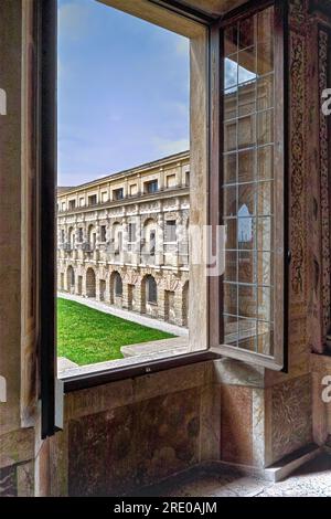 Palais ducal à Mantoue, Italie. Vue partielle depuis la fenêtre du Months Lodge sur la cour de la soi-disant 'Cavallerizza'. Banque D'Images