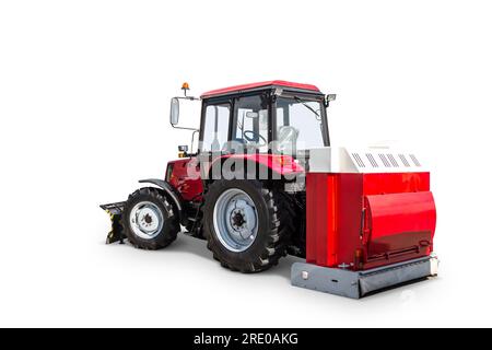 Tracteur à roues moderne rouge avec bouclier isolé sur fond blanc Banque D'Images