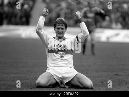 PHOTO D'ARCHIVE : Karl-Heinz FOERSTER aura 65 ans le 25 juillet 2023, 02SN KHFoerster 070484SP.jpg Karl-Heinz FOERSTER, Allemagne, soccer, VfB Stuttgart, jubilation, émotionnel, QF, n/b FC Bayern Munich - VfB Stuttgart 2:2 sur 07.04.1984 Banque D'Images