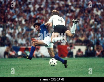 Madrid, Espagne. 25 juin 2002. PHOTO D'ARCHIVE : Karl-Heinz FOERSTER fête ses 65 ans le 25 juillet 2023, SN WM1982 02SP.jpg finale Allemagne - Italie 1:3, action Paolo ROSSI contre Karl-Heinz FOERSTER, coupe du monde de football 1982 Espagne. ?Sven Simon#Huyssenallee 40-42#45128 Essen#tel 0201/234556 fax. 0201/234539 compte 1428150 C ommerzbank E ssen BLZ 36040039 www.SvenSimon.net. Crédit : dpa/Alamy Live News Banque D'Images