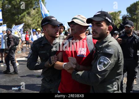 Jérusalem, Israël. 24 juillet 2023. La police israélienne disperse les manifestants bloquant la route menant à la Knesset, alors que le Parlement israélien devait voter définitivement sur un élément clé des plans controversés du gouvernement pour restructurer le système judiciaire. Crédit : Ilia yefimovich/dpa/Alamy Live News Banque D'Images