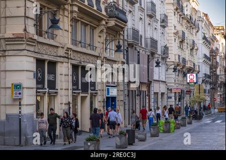 Die Strasse Carrer de la Pau ist eine Einkaufsstrasse mit vielen GeschŠften in der Altstadt in Valencia *** Carrer de la Pau est une rue commerçante avec Banque D'Images