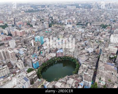 Gol Talab, également connu sous le nom de Nawab Bari Pukur, est un petit étang de forme ovale dans le vieux Dhaka. Autrefois, la capitale avait 300 étangs, mais le nombre a maintenant diminué à seulement 30. Gol Talab, site patrimonial, est l’un de ces derniers étangs qui ont un impact significatif sur l’environnement et la biodiversité du climat urbain. Dhaka, Bangladesh. Banque D'Images