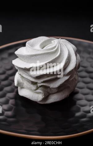 Délicieuse guimauve sucrée colorée sur un fond de béton foncé. Bonbons sains pour la table du dîner Banque D'Images