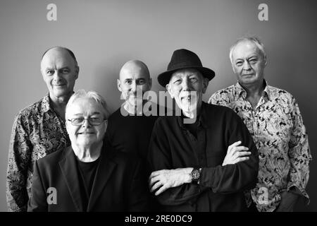 Groupe folk-rock Lindisfarne. Photo (G-D) Ian Thomson, Paul Smith, Dave Hull-Denholm, membre fondateur Rod Clements et Steve Daggett. Banque D'Images