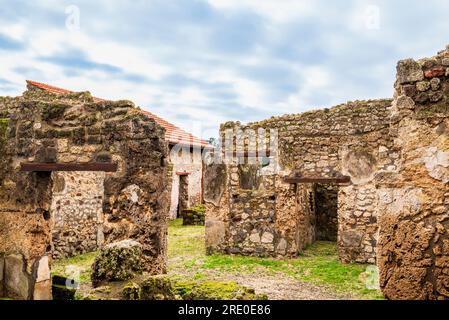 Restes de maisons privées excavées mais laissées en décomposition à Pompéi Banque D'Images