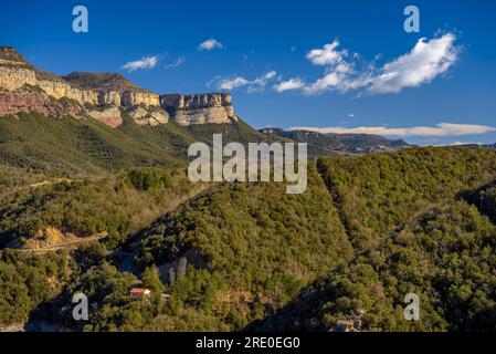 Vues sur les falaises de Tavertet et le réservoir presque sec de Sau vu du point de vue de la nouvelle ville de Sant Romà de Sau (Osona, Catalogne, Espagne) Banque D'Images