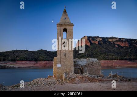 Clocher de Sant Romà de Sau à l'aube avec la lune décroissante pendant la sécheresse de 2022-23 (Osona, Barcelone, Catalogne, Espagne) Banque D'Images