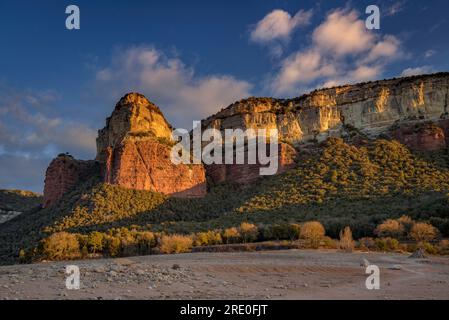 Falaises de Puig de la Força et de Tavertet, dans le Collsacabra, vues depuis le réservoir de Sau à l'aube (Osona, Barcelone, Catalogne, Espagne) Banque D'Images