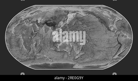 Plaque tectonique d'Okhotsk sur la carte d'élévation en niveaux de gris dans la projection de Robinson centrée méridien. Limites des autres plaques Banque D'Images