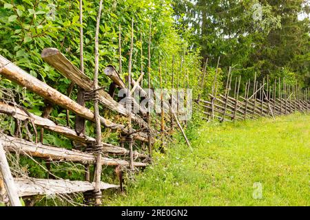 Clôture, clôture de style finlandais/nordique ou barrière pour animaux. Banque D'Images