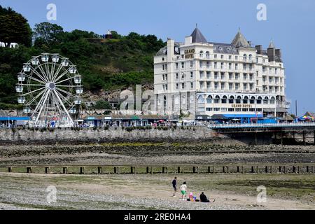 Promenade en bord de mer de Llandudno et Grand Hôtel dans le nord du pays de Galles, Grande-Bretagne, Royaume-Uni Banque D'Images