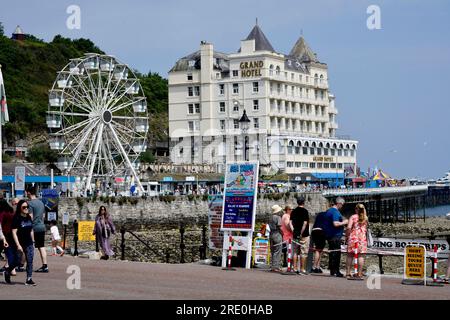 Promenade en bord de mer de Llandudno et Grand Hôtel dans le nord du pays de Galles, Grande-Bretagne, Royaume-Uni Banque D'Images