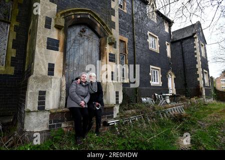 Ironbridge C de l'école E a été fermé en 1969 après que le terrain de jeu a diminué. Les anciennes sœurs élèves Carol et Rose Wincott visitent plus de 50 ans plus tard, Banque D'Images