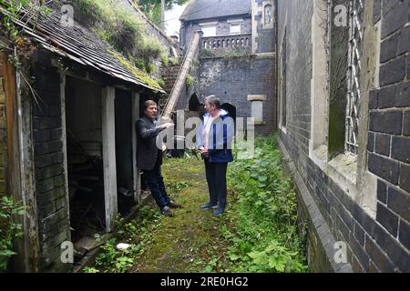 Réunion scolaire les vieux élèves visitent leur ancienne école qui a fermé il y a 50 ans et a été laissé comme il était quand il a fermé. L'Ironbridge C de l'école E. Banque D'Images