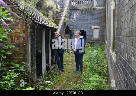 Réunion scolaire les vieux élèves visitent leur ancienne école qui a fermé il y a 50 ans et a été laissé comme il était quand il a fermé. L'Ironbridge C de l'école E. Banque D'Images