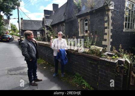 Réunion scolaire les vieux élèves visitent leur ancienne école qui a fermé il y a 50 ans et a été laissé comme il était quand il a fermé. L'Ironbridge C de l'école E. Banque D'Images