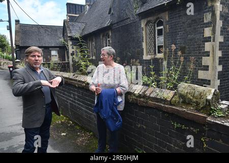 Réunion scolaire les vieux élèves visitent leur ancienne école qui a fermé il y a 50 ans et a été laissé comme il était quand il a fermé. L'Ironbridge C de l'école E. Banque D'Images