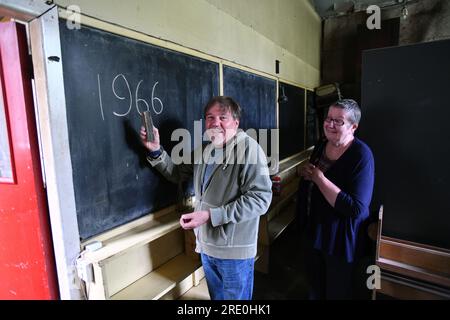 Réunion scolaire les vieux élèves visitent leur ancienne école qui a fermé il y a 50 ans et a été laissé comme il était quand il a fermé. L'Ironbridge C de l'école E. Banque D'Images