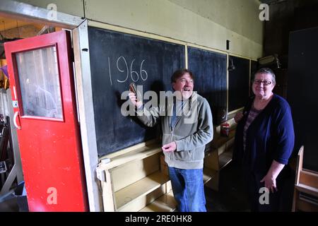 Réunion scolaire les vieux élèves visitent leur ancienne école qui a fermé il y a 50 ans et a été laissé comme il était quand il a fermé. L'Ironbridge C de l'école E. Banque D'Images