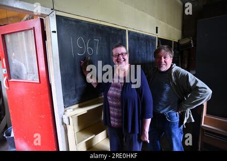 Réunion scolaire les vieux élèves visitent leur ancienne école qui a fermé il y a 50 ans et a été laissé comme il était quand il a fermé. L'Ironbridge C de l'école E. Banque D'Images