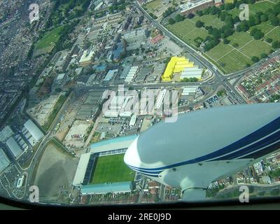 Vue aérienne vers le bas sur le stade du Portsmouth football Club Fratton Park, Portsmouth, Royaume-Uni. Carénage de roue d'avion au-dessus de Southsea, Portsea Island Banque D'Images