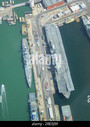 Vue aérienne regardant vers le bas sur la base navale de sa Majesté, Portsmouth (HMNB Portsmouth) avec des navires de guerre et le porte-avions HMS Ark Royal. Banque D'Images