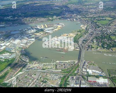 Vue aérienne donnant sur la rivière Medway à Rochester et Chatham, Kent, Royaume-Uni. Pliez dans la rivière avec le sous-marin U-475 Banque D'Images