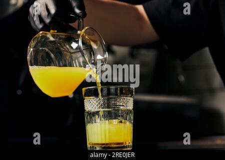 barista préparant boisson bourdon, jus d'orange et expresso, boisson froide d'été, rafraîchissant, café Banque D'Images