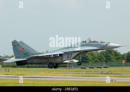 Armée de l'air hongroise Mikoyan-Gurevich MIG-29UB Fulcrum (9-51) chasseur numéro 27 atterrissant à la RAF Waddington pour le salon aérien international de 2005. MiG29 Banque D'Images