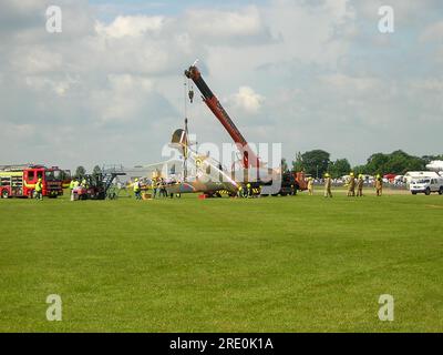 RAF Battle of Britain Memorial Flight Hawker Hurricane IIC LF363 a subi une défaillance du train d'atterrissage et s'est retrouvé sur son nez. Récupération en cours Banque D'Images