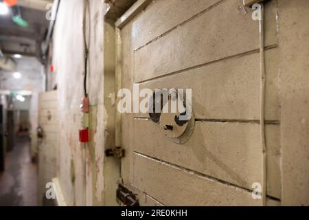 Intérieur du musée KGB dans la maison d'angle à Riga. Détail d'une porte de cellule en métal lourd avec hublot ou espion de porte Banque D'Images