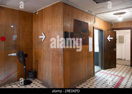 Intérieur du musée KGB dans la maison d'angle à Riga. Un couloir au rez-de-chaussée menant aux cellules et aux salles d ' interrogatoire Banque D'Images