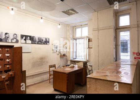 Intérieur du musée KGB dans le Corner House. Salle d'interrogatoire et bureau administratif avec des photos de Lettons arrêtés sur le mur Banque D'Images